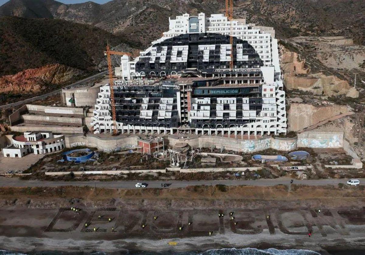 El TSJA multará al Ayuntamiento de Carboneras si no publica la protección de El Algarrobico en 10 días