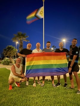 El presidente de la asociación Vera Diversa, Ángel Oller, junto a más socios y amigos en Vera el día en que colocaron la bandera LGTBIQ+.