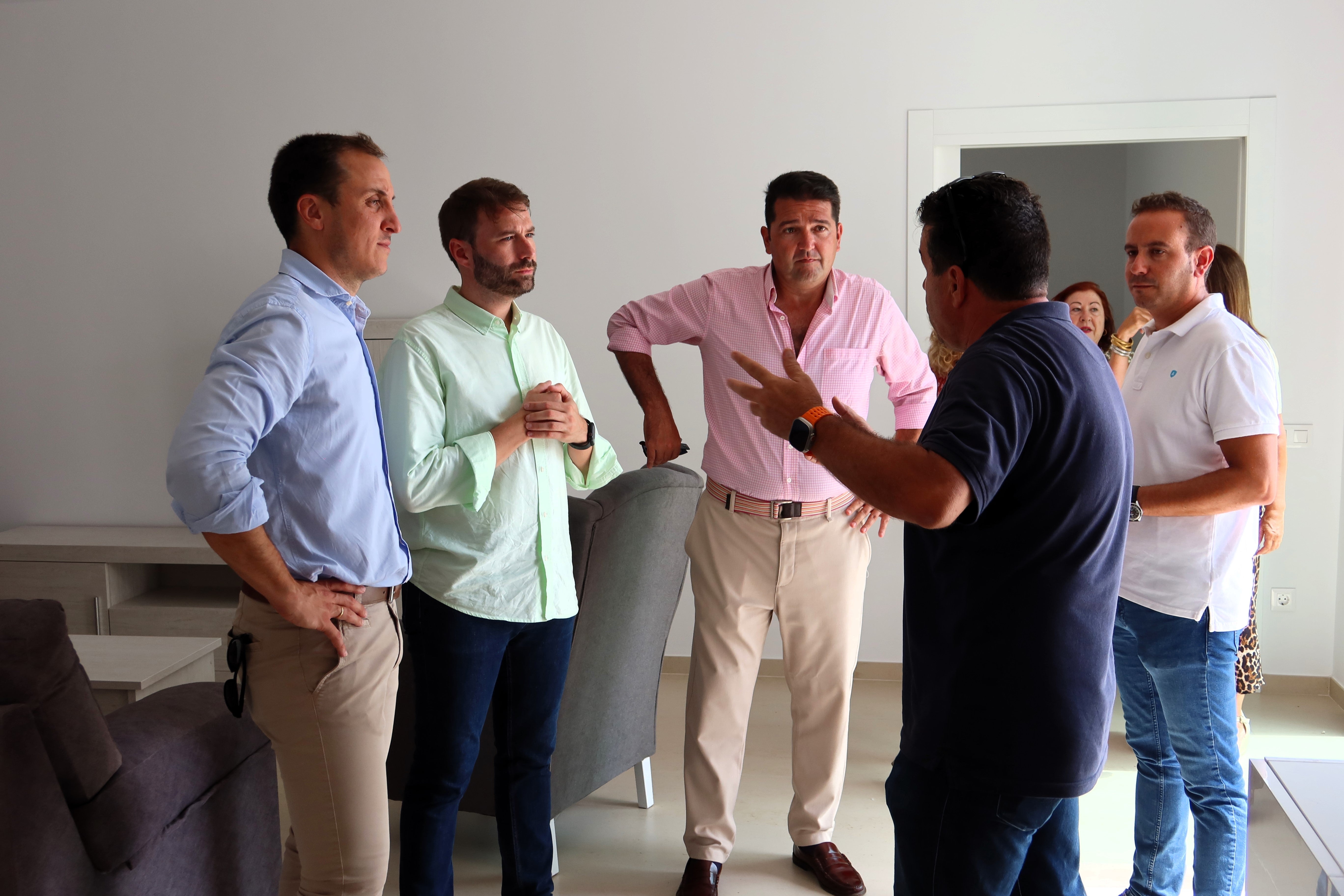 El delegado de Inclusión Social y el alcalde de Vera supervisan la obra del nuevo piso de Asprodalba