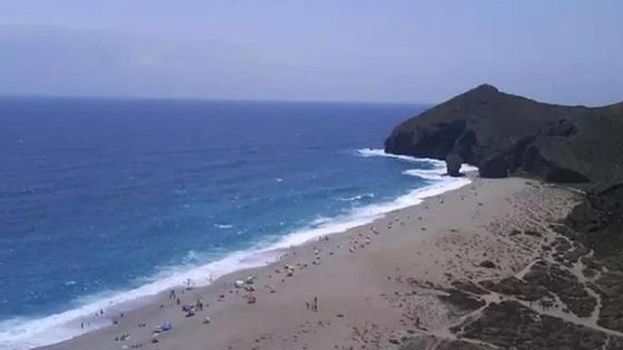 Continúa sin éxito la búsqueda del desaparecido en la playa de Los Muertos