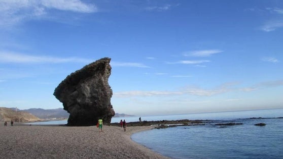 Carboneras llama a respetar las «indicaciones» sobre el estado del mar tras desaparecer un bañista
