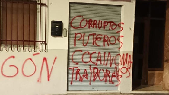 «Corruptos, puteros, cocainómanos»: vandalizan la sede del PSOE de Vera
