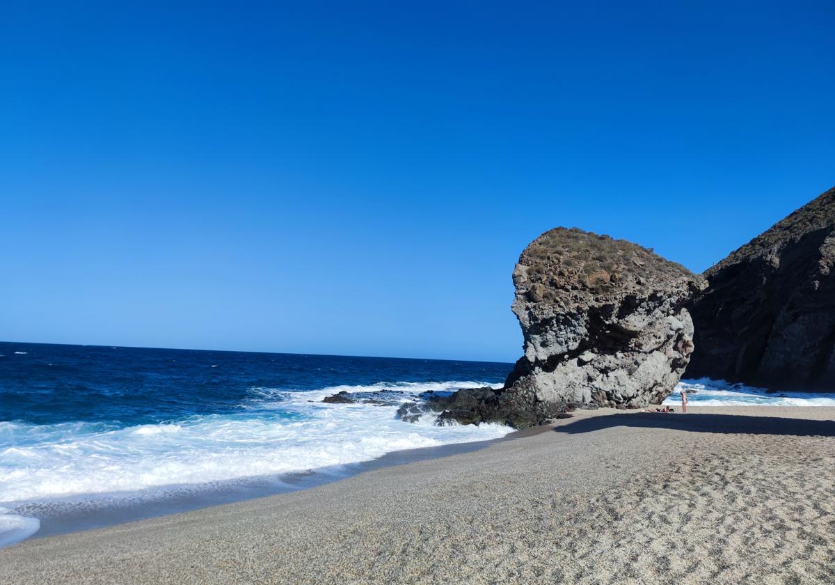 Reanudan la búsqueda del joven desaparecido en la playa de Los Muertos en Carboneras