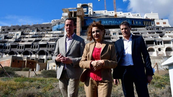 Aagesen, «convencida» de demoler el hotel de El Algarrobico, anuncia «agilidad» ante el recurso de los propietarios