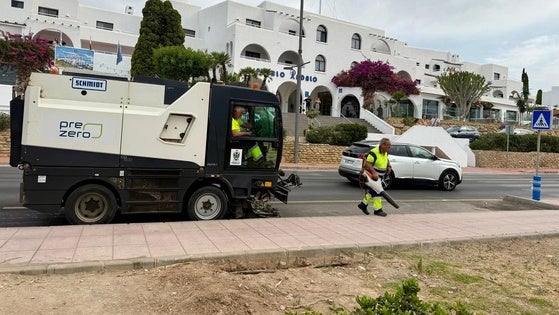 Mojácar aprueba ampliar el contrato de limpieza, playas y jardines con el voto en contra de la oposición