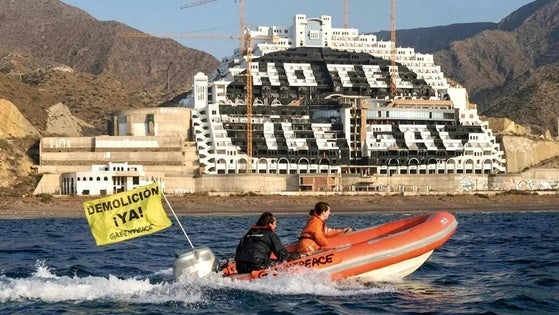 Greenpeace pide la Junta que expropie El Algarrobico: «Sería absurdo que solo se derribe una parte»