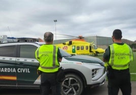 Agentes de la Guardia Civil custodian la zona para evacuar al varón.