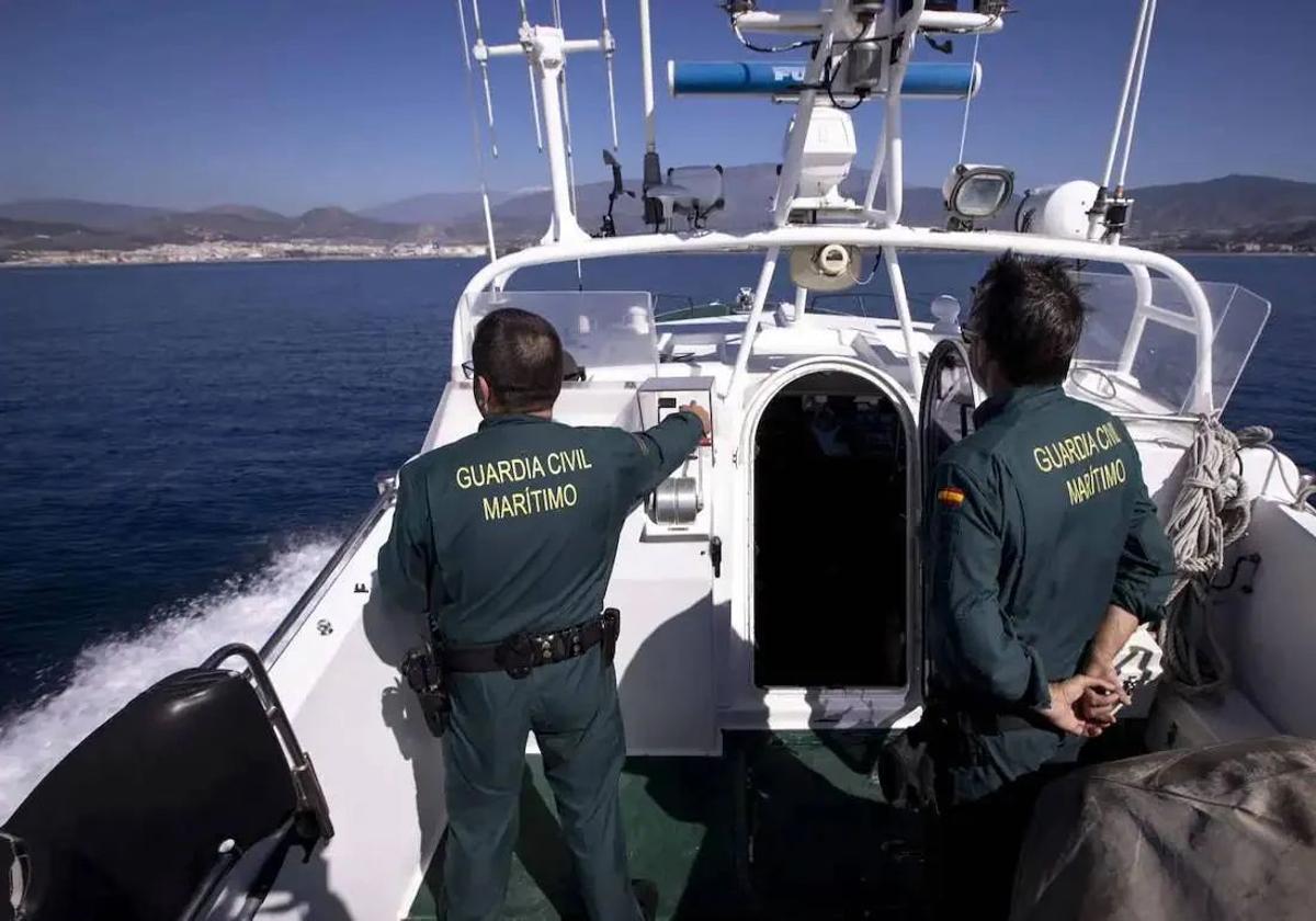 La Guardia Civil detiene a tres patrones de patera en la Cala de Cristal