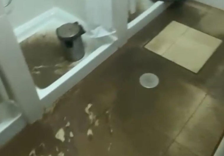 Inundación por aguas fecales en el cuartel de Carboneras.