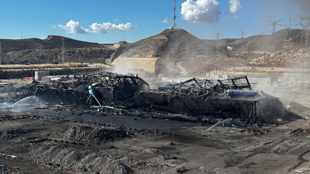La térmica de Carboneras desaparece: vuelan el último edificio en pie