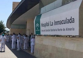 Un muerto y un evacuado al hospital tras la llegada de una patera con 25 varones a Mojácar