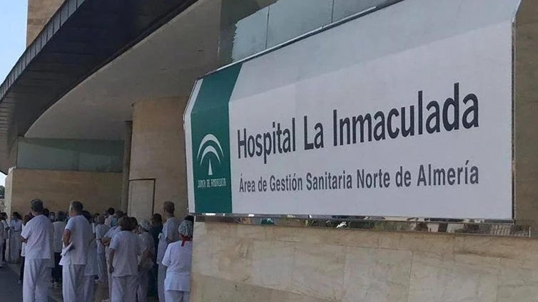 Un muerto y un evacuado al hospital tras la llegada de una patera con 25 varones a Mojácar