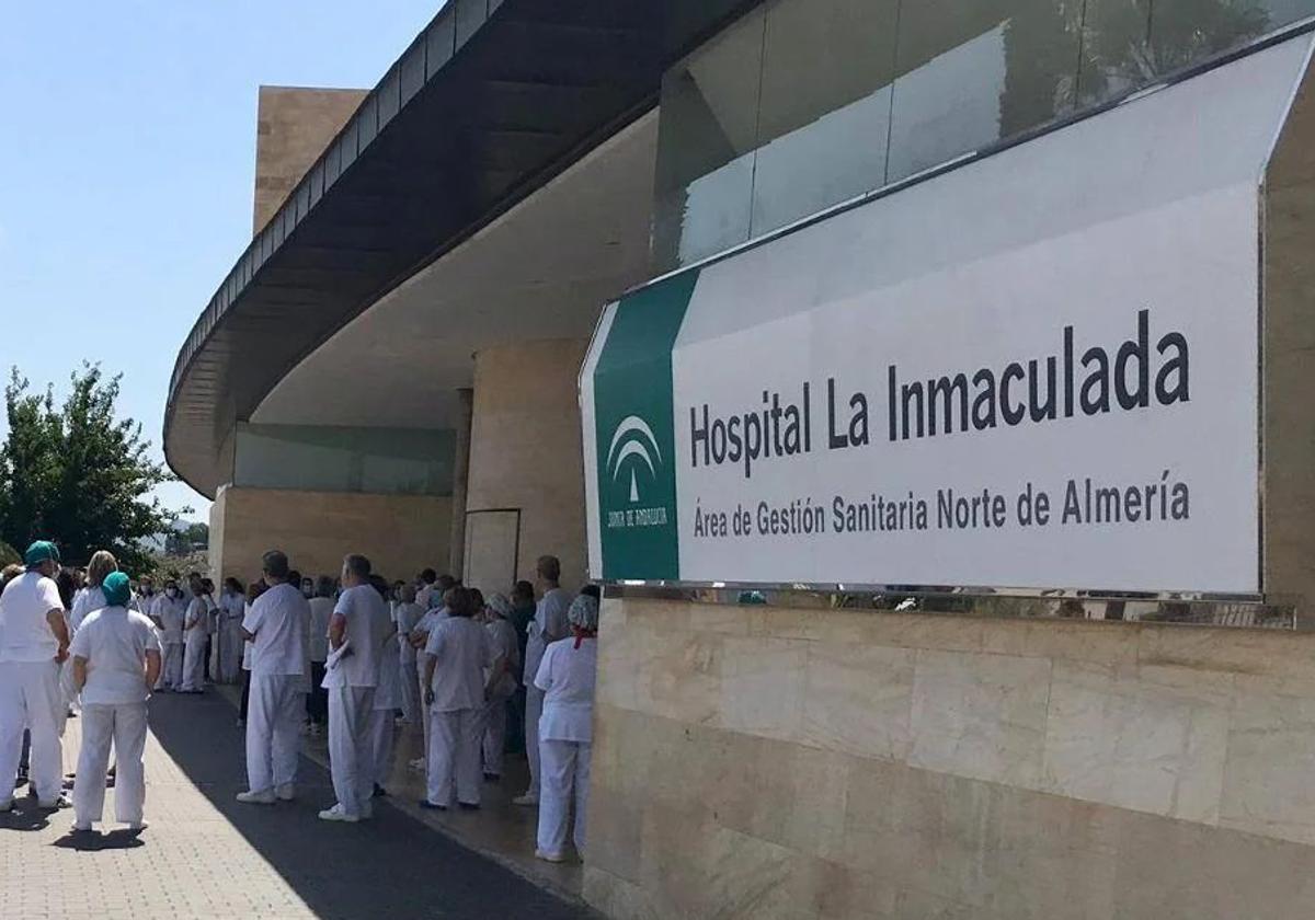 Un muerto y un evacuado al hospital tras la llegada de una patera con 25 varones a Mojácar