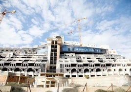 Hotel construido en la playa del Algarrobico, en Carboneras.