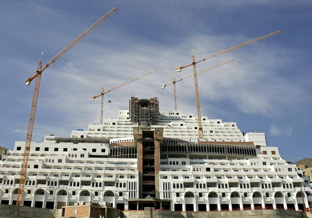 Ecologistas acusa a Carboneras de dilatar la revisión de licencia del Algarrobico para «evitar su demolición»