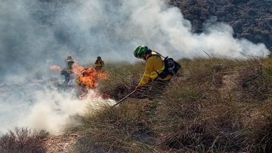 Incendio forestal en Carboneras: el Infoca desplaza medios aéreos y tres grupos de bomberos