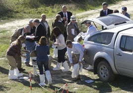 Una delegación de técnicos de EEUU, junto con representantes del Centro de Investigaciones Energéticas Medioambientales y Tecnológicas (Ciemat), en Palomares.