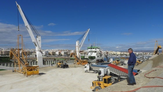 Una plataforma ciudadana exige reducir el impacto del polvo de yeso en el Puerto de Garrucha