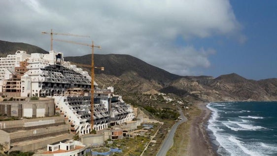 La Junta señala al Gobierno como «el competente» para demoler el hotel de El Algarrobico