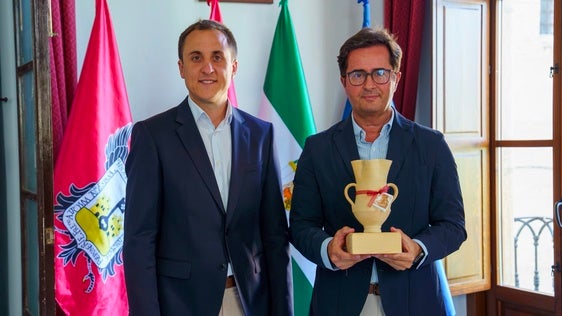 Góngora realiza su primera visita institucional a Vera como nuevo delegado de la Junta