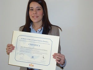 La edil de turismo recoge en Fitur el certificado de “Q de calidad turística” de la Oficina Municipal de Cuevas