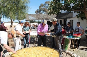 500 mayores celebran el Día de la Vieja en Pulpí con una gran paella