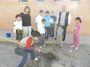 ‘Crece con tu árbol’ en el colegio de Overa