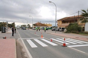 Los vecinos de Pozo Higuera tienen, tras una década, un paso de cebra