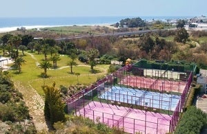 Innovador Club de Pádel en Mojácar con césped de colores