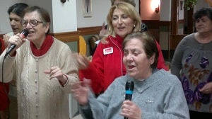 Los mayores del Levante juegan a la Wii y pasean con Cruz Roja