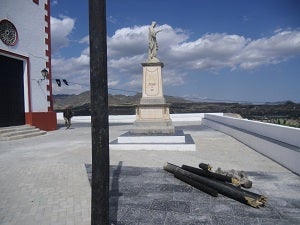 Vándalos rompen 40 farolas y una de las cruces que hay en El Calvario de Cuevas del Almanzora