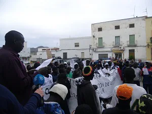 Repulsa al asesinato del joven gambiano en Cuevas, incendio y manifestación