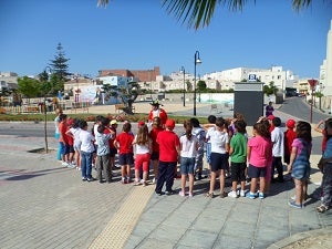 Personajes de siglos pasados enseñan Vera a un grupo de estudiantes