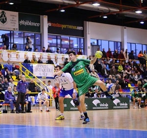 El joven deportista Alejandro Marcelo Fuentes se hace con un hueco en la competitiva liga Asobal de balonmano