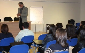 Centenares de padres van a la 'Escuela' en Vera para aprender a educar a sus hijos