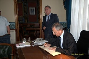 El paseo peatonal por la rambla de Las Canalejas de Cuevas, a punto de concluirse