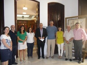 Joe Arlauckas vuelve un año más a Vera para presentar junto al Ayuntamiento y la Diputación el Campus de Baloncesto que organiza el CB Almería