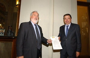 Planas y Arias Cañete formalizan el encargo del estudio que cuantificará la demolición del Algarrobico