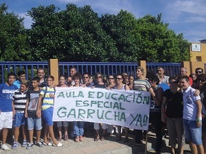 Concentración en el instituto garruchero para pedir un docente de educación especial