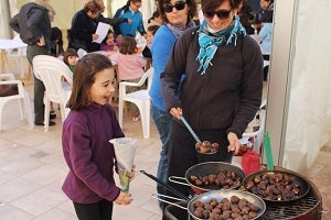 La tradicional castaña asada llenó con olor y sabor la Navidad Pulpileña