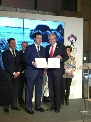 El alcalde de Vera ha entregado el Escudo de Oro de la ciudad al Príncipe de Asturias y el 'Sol de Oro' al ministro de Turismo José Manuel Soria