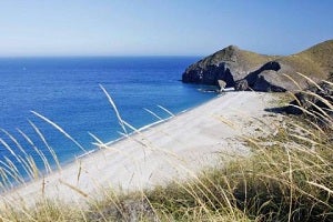 Las turoperadoras y el turismo gay interesados en Carboneras como destino vacacional en FITUR