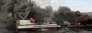 Rescatan a cuatro tripulantes de un pesquero incendiado en Carboneras