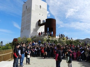 Escolares de primaria hacen suya la Historia de Huércal-Overa en una representación en el Castillo