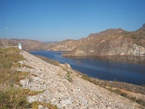 La reserva de agua del pantano de Cuevas garantiza el abastecimiento y regadío hasta final de 2013