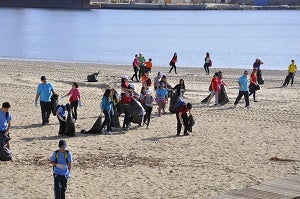 Alumnos del taller de empleo y del IES  limpian las playas de Garrucha