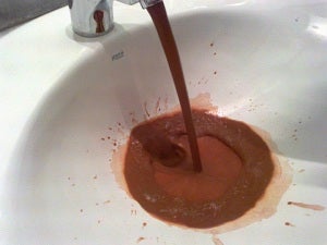 Agua muy turbia en los grifos de Turre