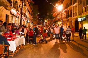 Cuevas acoge con éxito su I Noche en Blanco