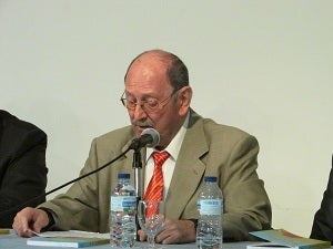 El poeta local Francisco Flores presenta su último libro: ‘Más allá de las palabras’