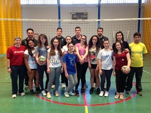 La Escuela de Voleibol comparte una jornada con jugadores profesionales del Unicaja Almería